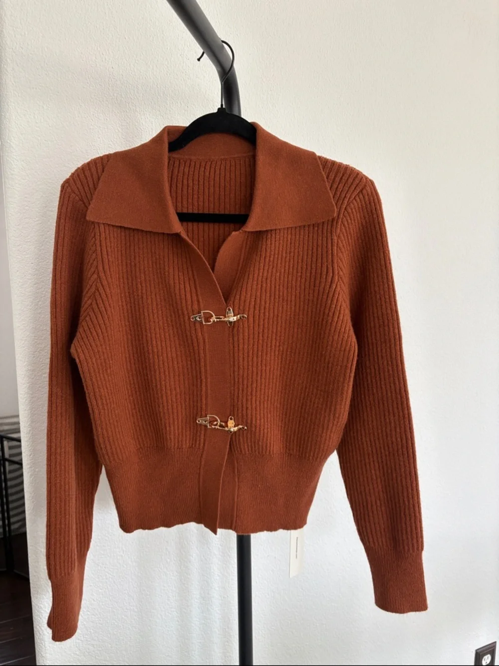 Commense Collared Metal Buckled Ribbed Cropped Sweater NWT Size L - Picture 4 of 8